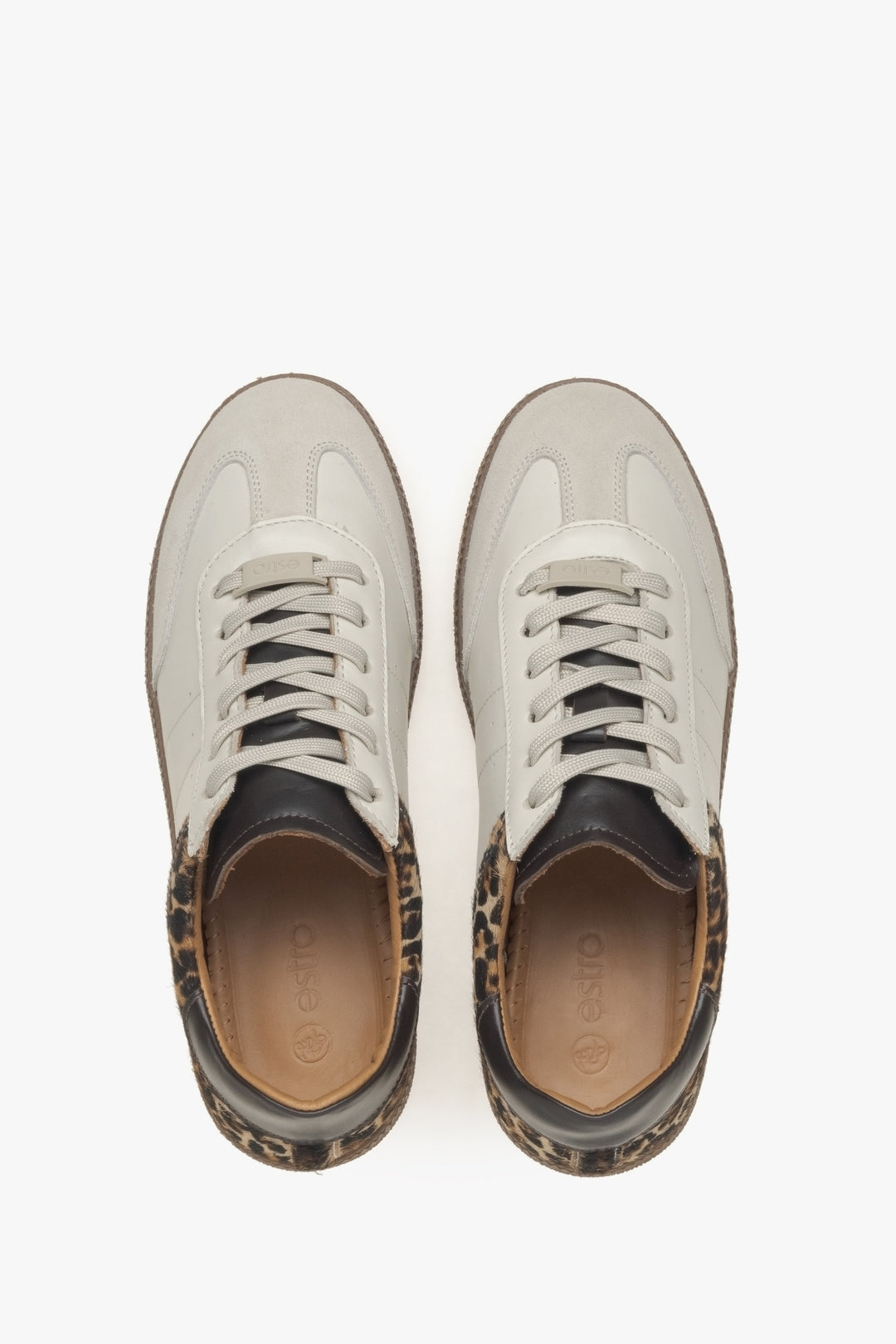 Damen-Sneaker von Estro aus beigem Leder – Modellansicht von oben.
