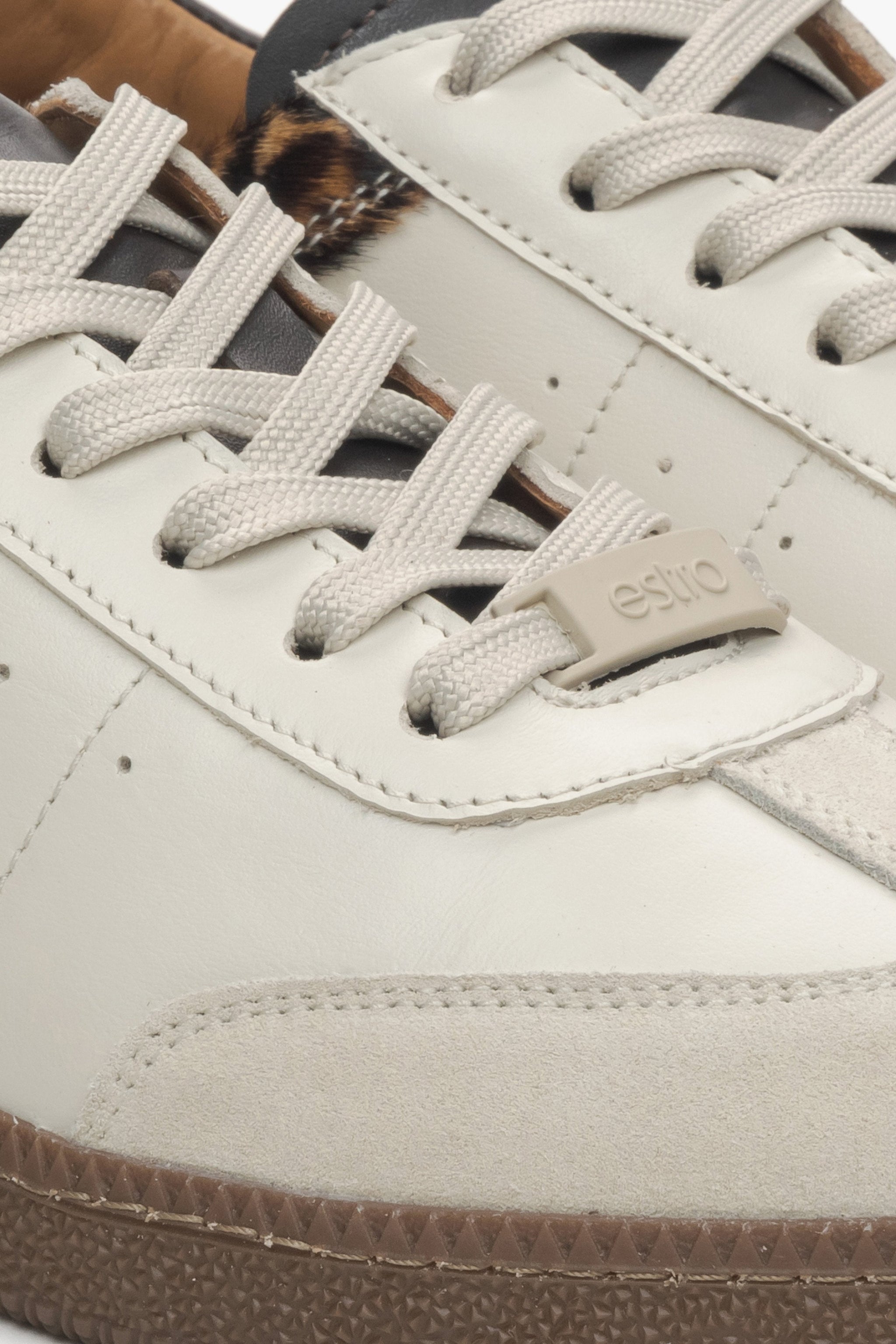 Damen-Sneaker von Estro aus beigem Leder mit Leopardenprint – Nahaufnahme der Details.