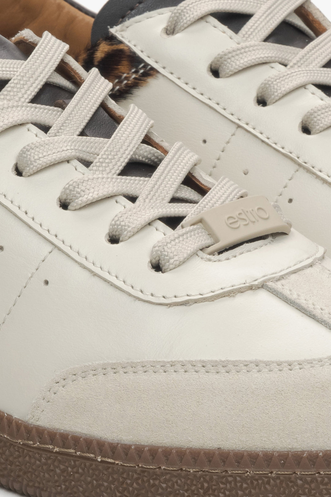 Damen-Sneaker von Estro aus beigem Leder mit Leopardenprint – Nahaufnahme der Details.