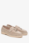 Eleganter beiger Damen-Loafer aus edlem Velours mit Quaste, entworfen von Estro – Gesamtansicht des Schuhs.