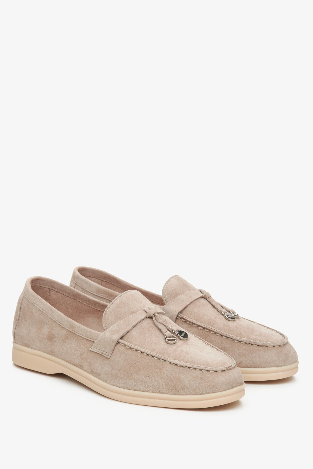 Eleganter beiger Damen-Loafer aus edlem Velours mit Quaste, entworfen von Estro – Gesamtansicht des Schuhs.