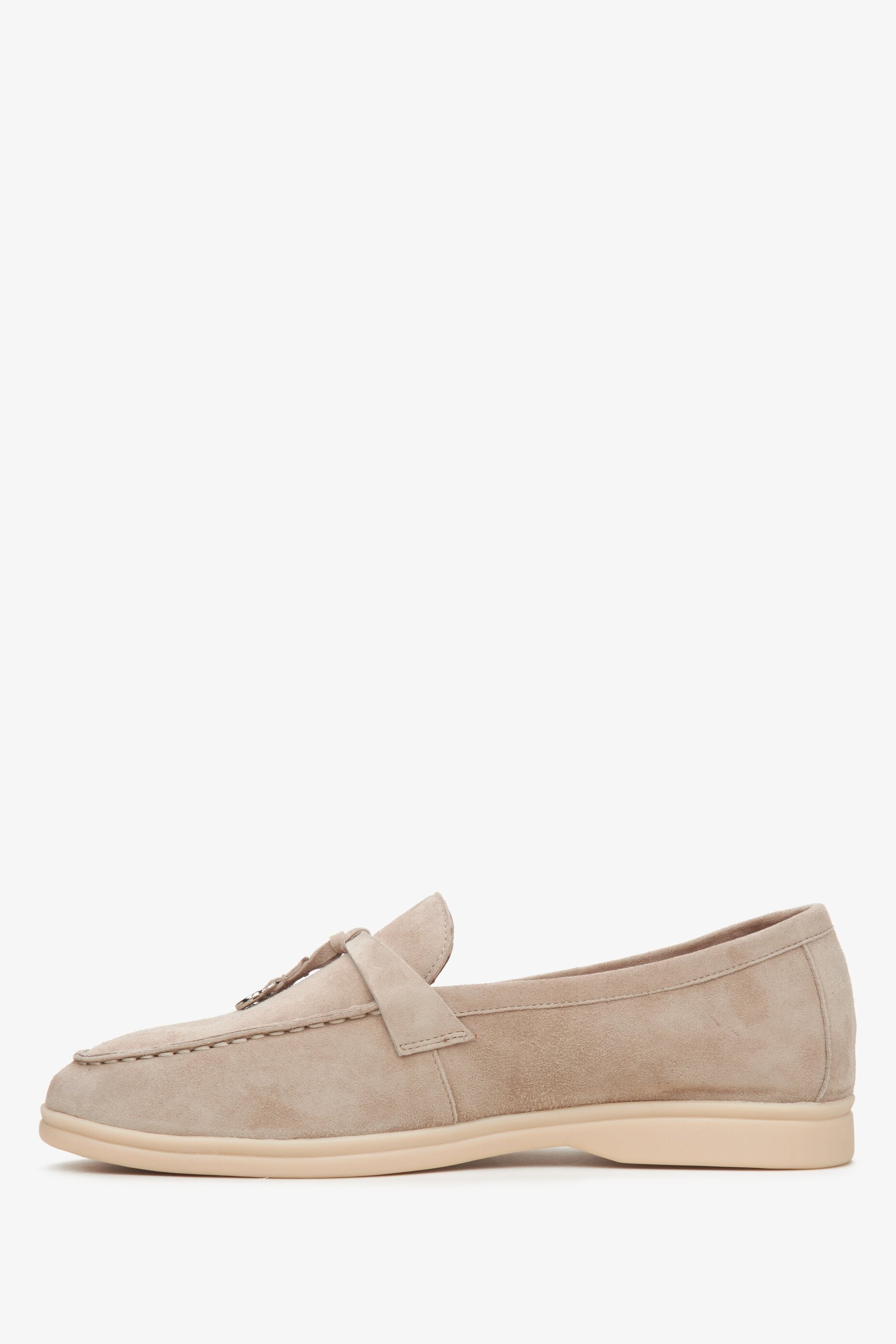 Beiger Velours-Tasselloafer für Damen von Estro – Seitenansicht des Schuhs mit sichtbarer Profilsohle.