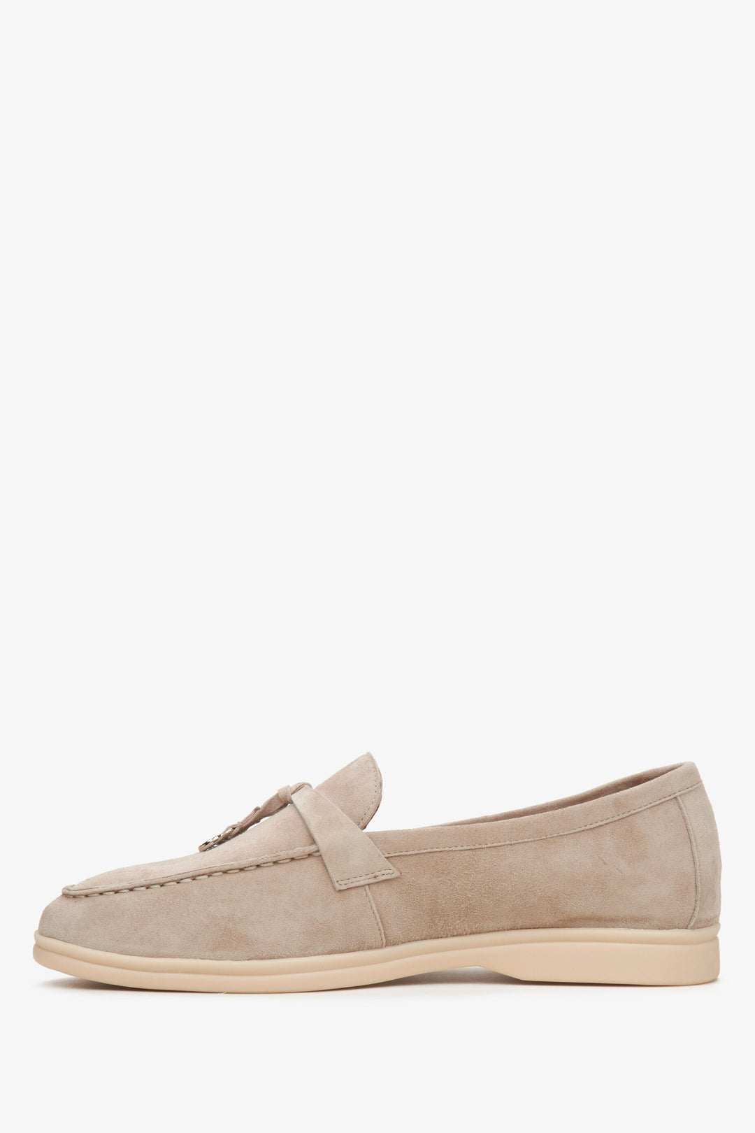 Beiger Velours-Tasselloafer für Damen von Estro – Seitenansicht des Schuhs mit sichtbarer Profilsohle.