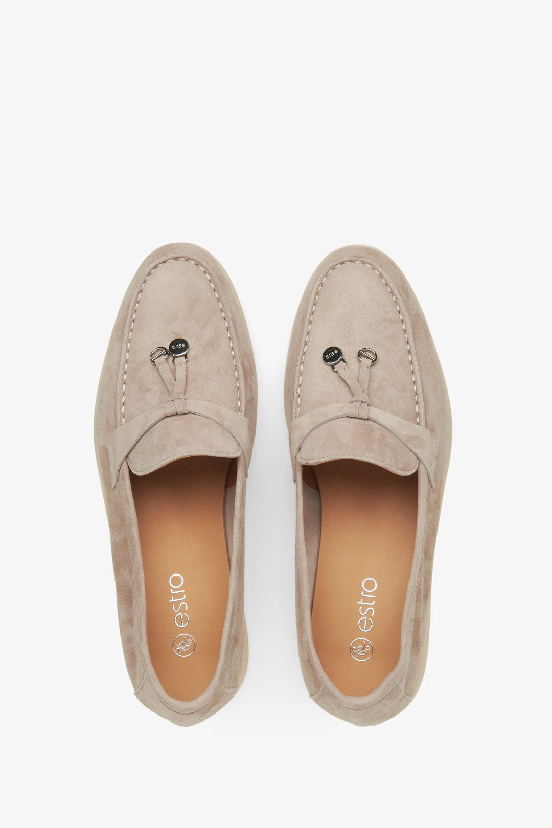 Beiger Damen-Tasselloafer aus Velours von Estro – Draufsicht auf das elegante Design und die Quaste.