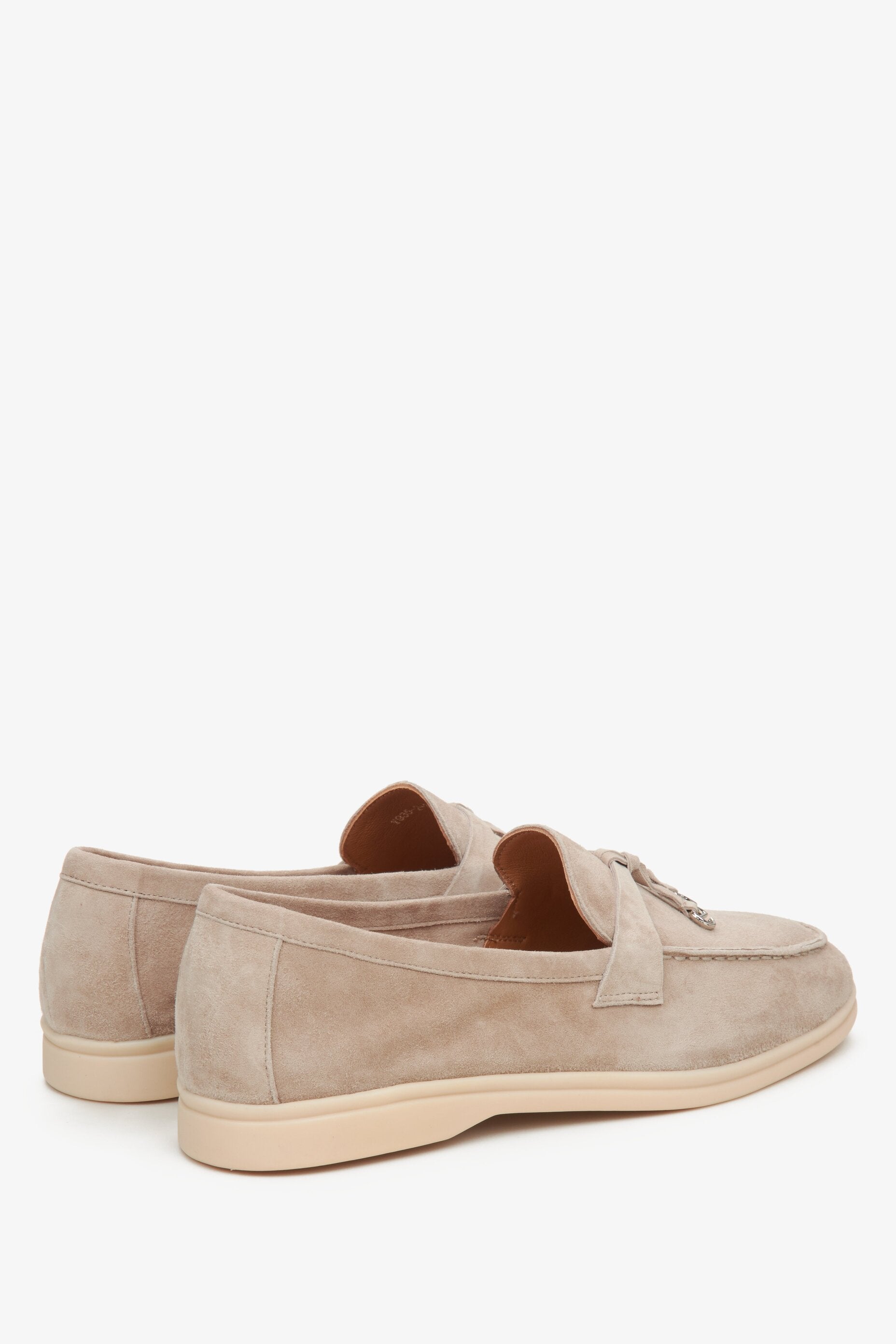 Beiger Damen-Tasselloafer aus edlem Velours von Estro – Detailaufnahme des Fersenbereichs.