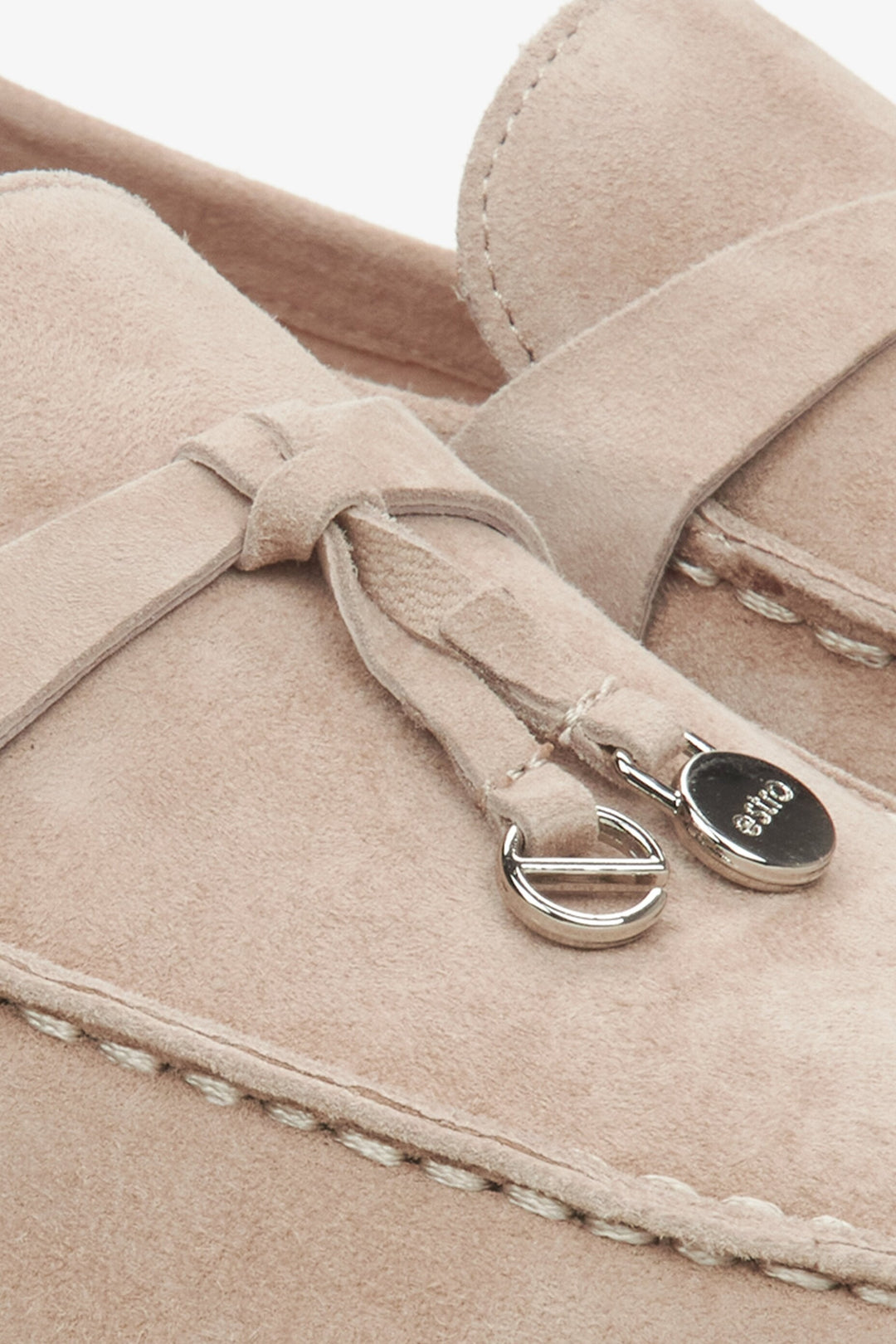Beiger Velours-Loafer für Damen mit dekorativer Quaste von Estro – Nahaufnahme der feinen Materialstruktur und Details.