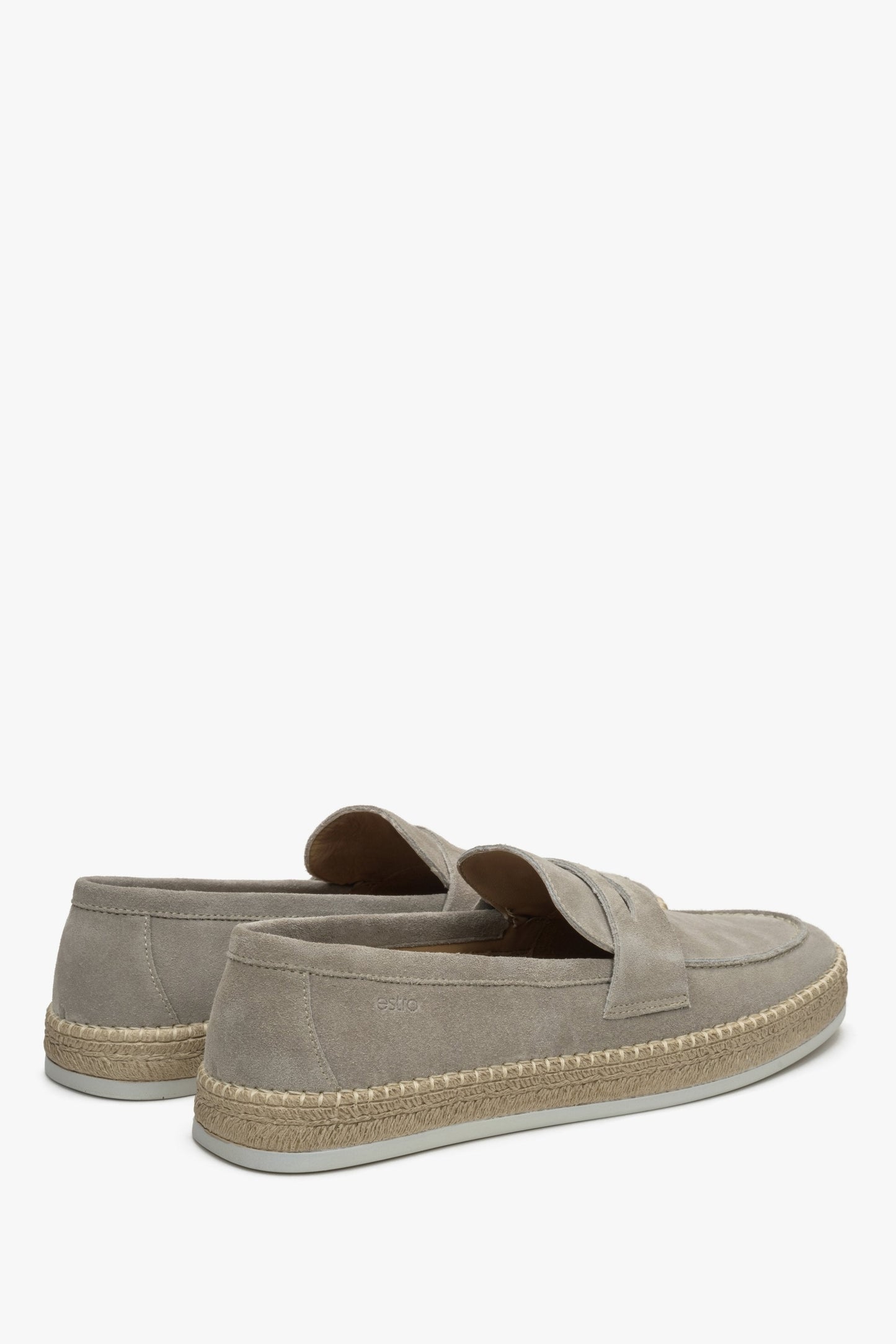Beige Herren-Mokassins aus Velours von Estro – Nahaufnahme der Seitenlinie und Fersenkappe der Schuhe.