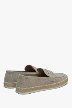 Beige Herren-Mokassins aus Velours von Estro – Nahaufnahme der Seitenlinie und Fersenkappe der Schuhe.
