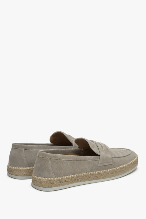 Beige Herren-Mokassins aus Velours von Estro – Nahaufnahme der Seitenlinie und Fersenkappe der Schuhe.