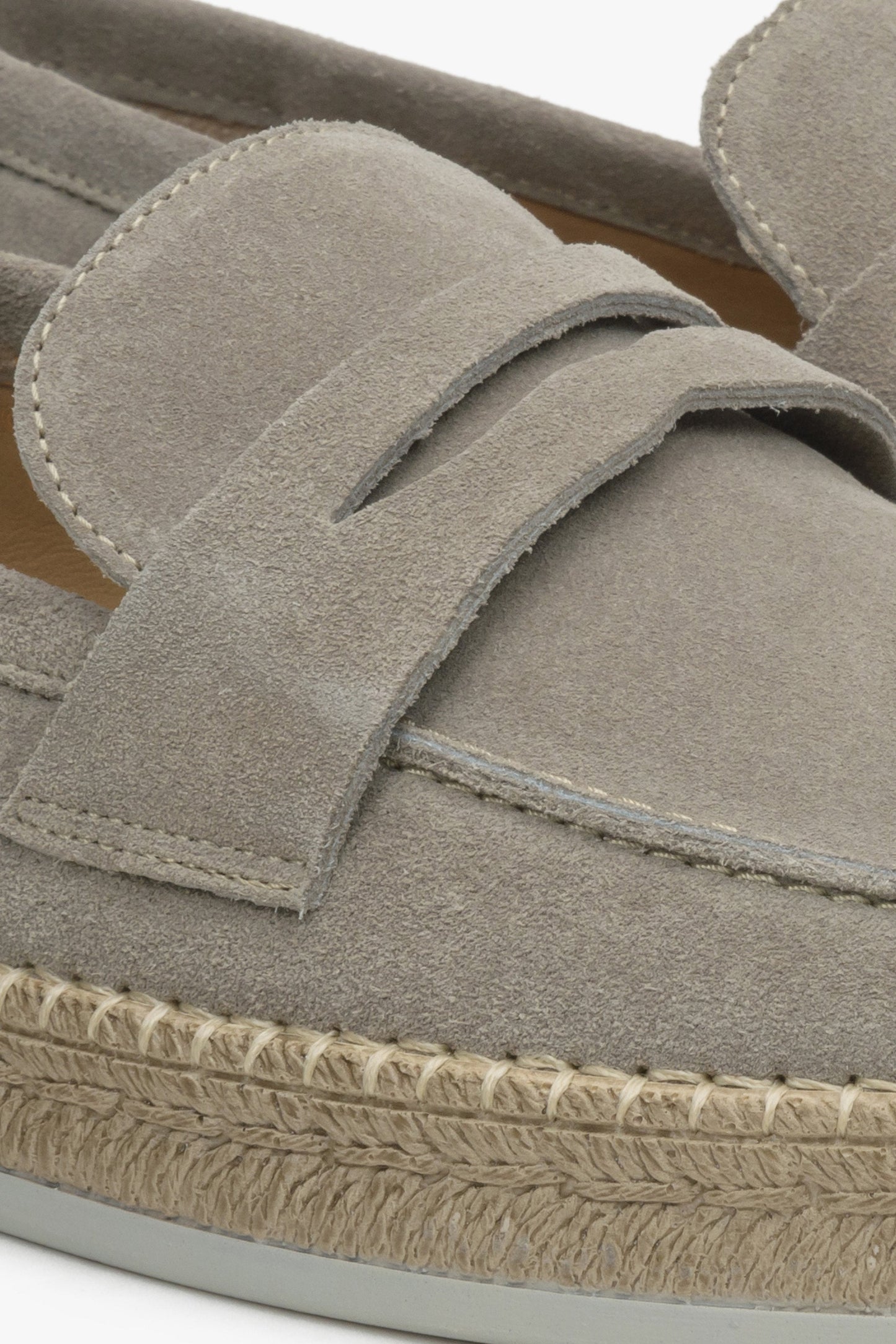 Beige Herren-Mokassins aus Velours von Estro – Nahaufnahme der Seitenlinie und des Fersenbereichs.