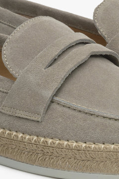 Beige Herren-Mokassins aus Velours von Estro – Nahaufnahme der Seitenlinie und des Fersenbereichs.