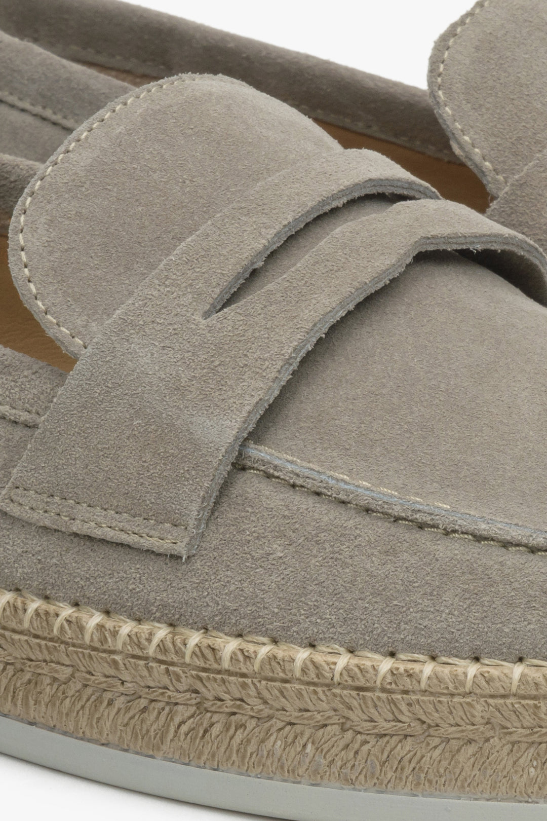 Beige Herren-Mokassins aus Velours von Estro – Nahaufnahme der Seitenlinie und des Fersenbereichs.