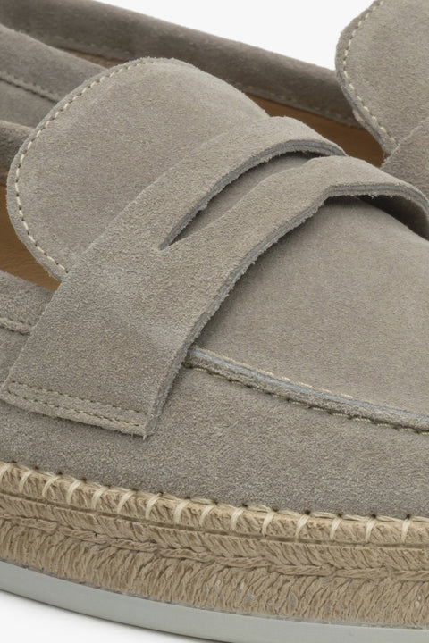 Beige Herren-Mokassins aus Velours von Estro – Nahaufnahme der Seitenlinie und des Fersenbereichs.