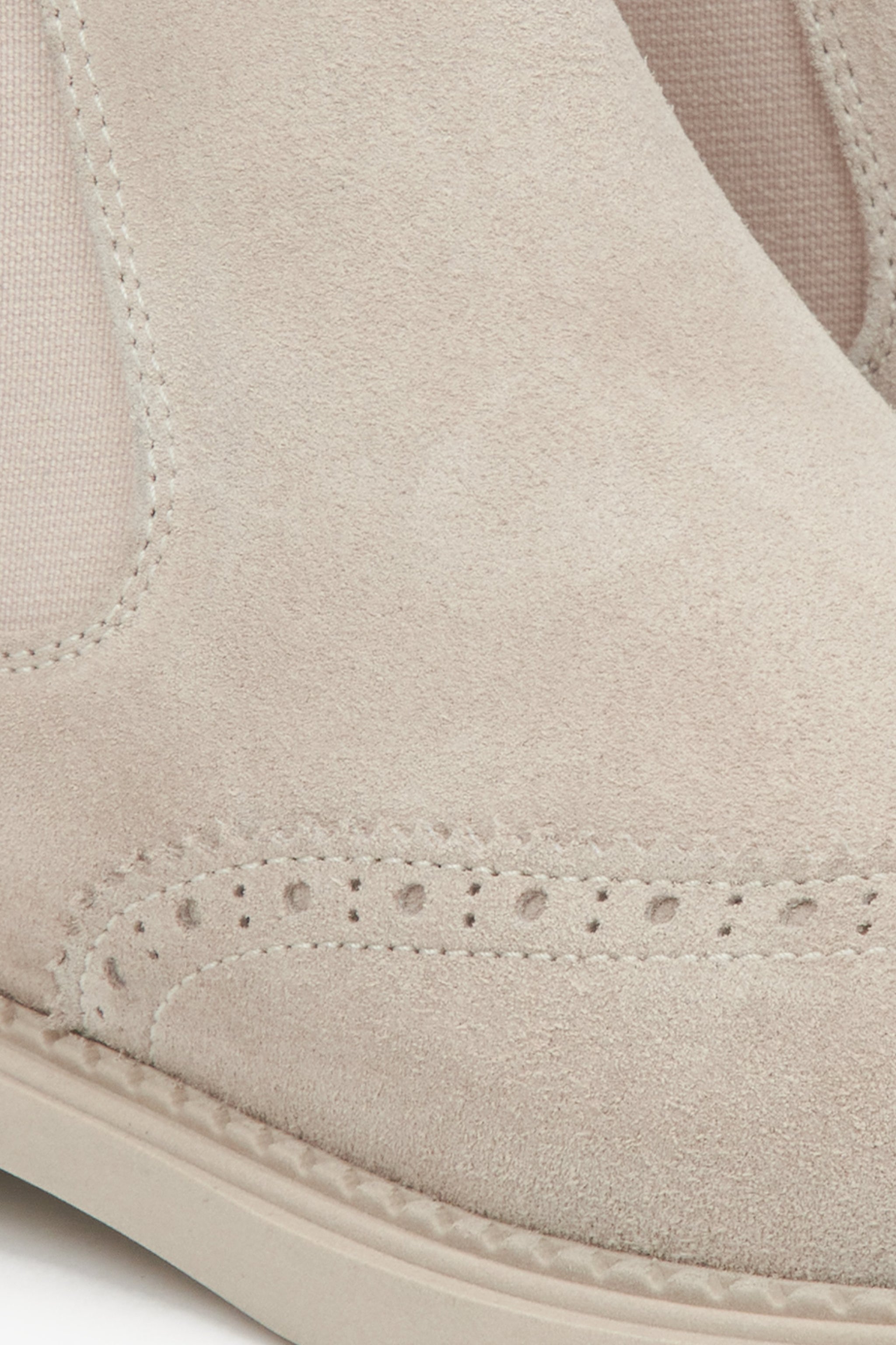 Damen-Chelsea-Boots mit niedrigem Schaft in Beige aus hochwertigem italienischem Velours von Estro – Details.