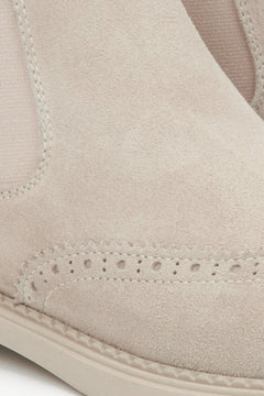 Damen-Chelsea-Boots mit niedrigem Schaft in Beige aus hochwertigem italienischem Velours von Estro – Details.