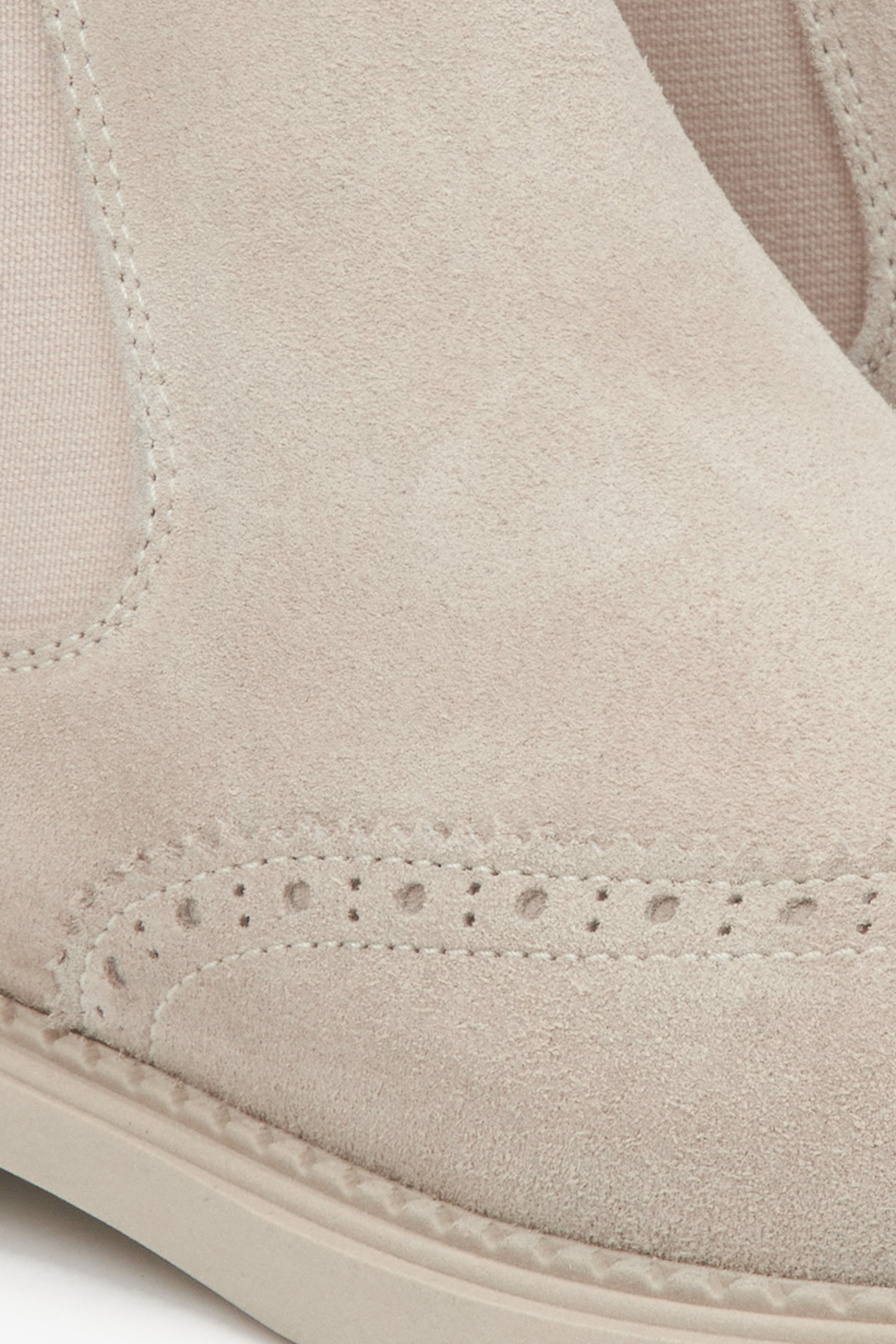 Damen-Chelsea-Boots mit niedrigem Schaft in Beige aus hochwertigem italienischem Velours von Estro – Details.