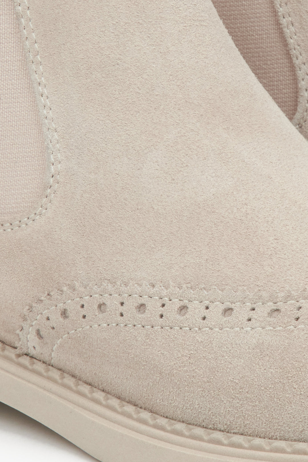 Damen-Chelsea-Boots mit niedrigem Schaft in Beige aus hochwertigem italienischem Velours von Estro – Details.