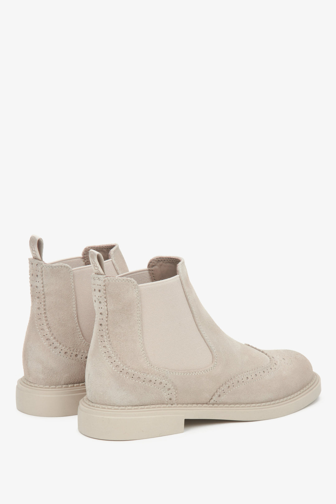 Estro Damen-Chelsea-Boots mit niedrigem Schaft in Beige aus hochwertigem italienischem Velours – Detailaufnahme der Seitenlinie.