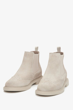 Beige Damen-Chelsea-Boots mit niedrigem Schaft aus hochwertigem italienischem Velours von Estro.