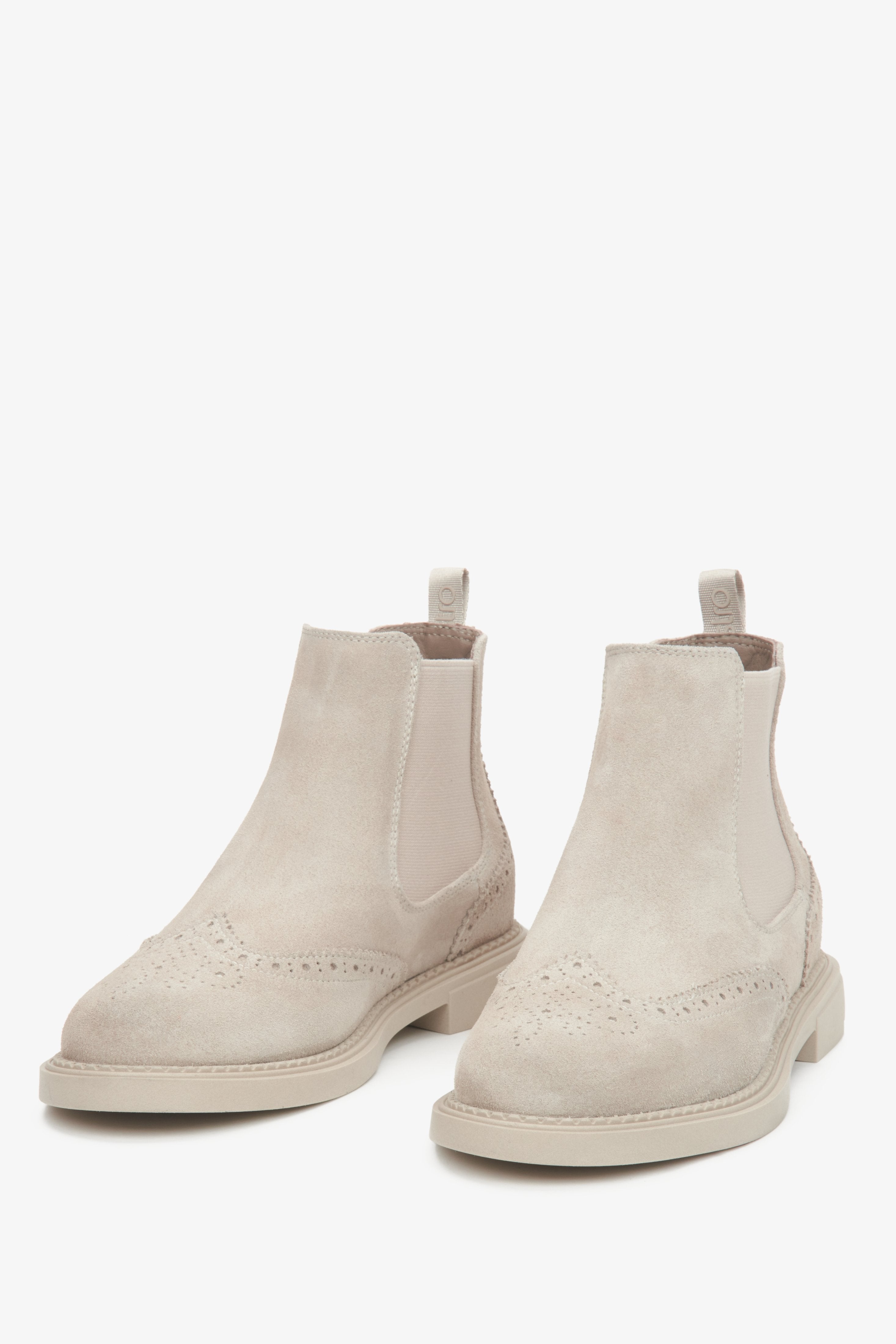 Beige Damen-Chelsea-Boots mit niedrigem Schaft aus hochwertigem italienischem Velours von Estro.