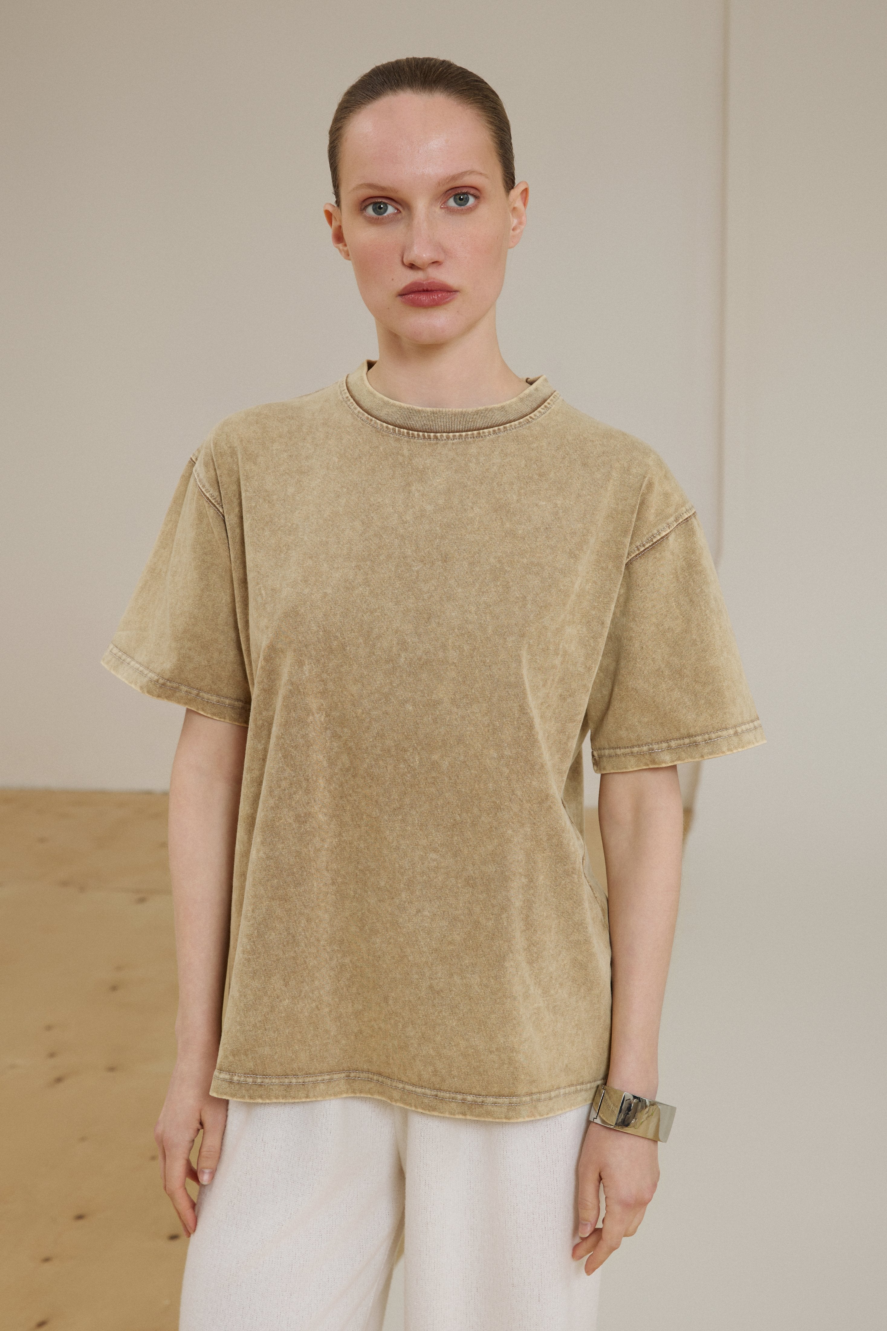 Beiges Oversize-T-Shirt im Acid-Wash-Look an Model Vorderansicht