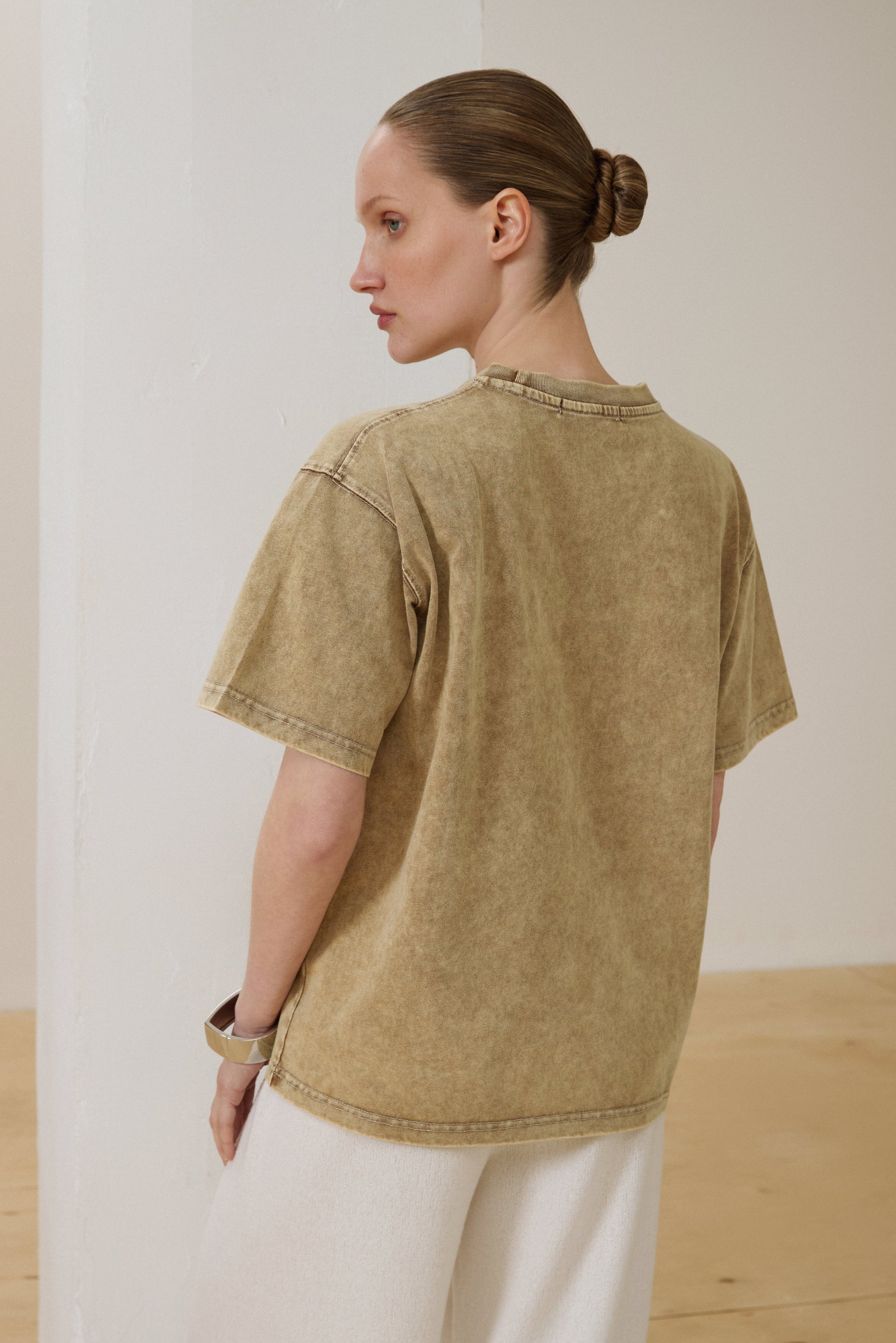 Rückansicht des beigen T-Shirts aus reiner Baumwolle an Model