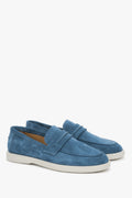 Schräge Seitenansicht der blauen Casual-Mokassins aus italienischem Premium-Velours.