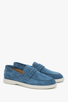 Schräge Seitenansicht der blauen Casual-Mokassins aus italienischem Premium-Velours.