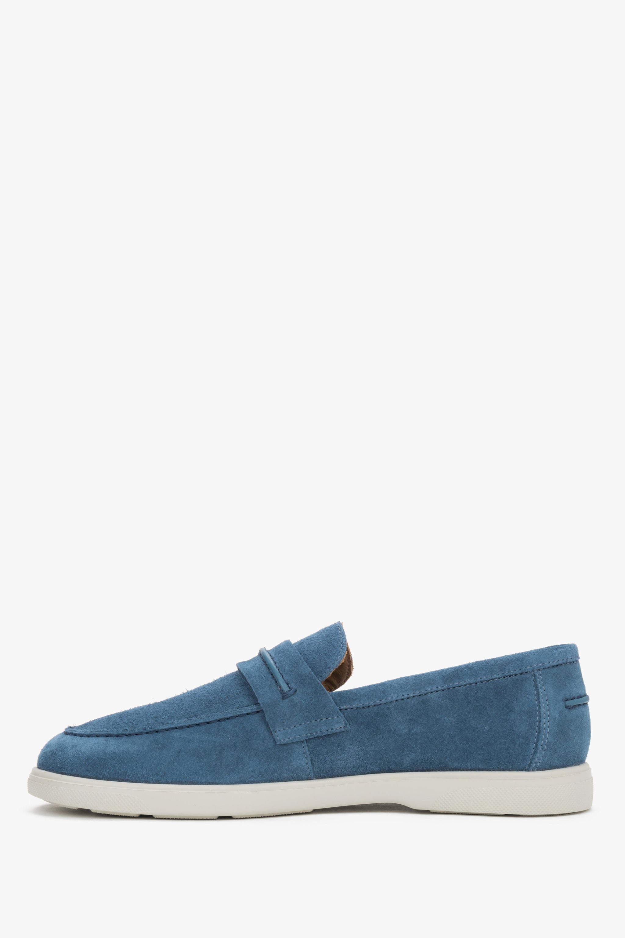 Linke Seitenansicht der bequemen Herren-Schlupfschuhe mit dekorativen Einsätzen.