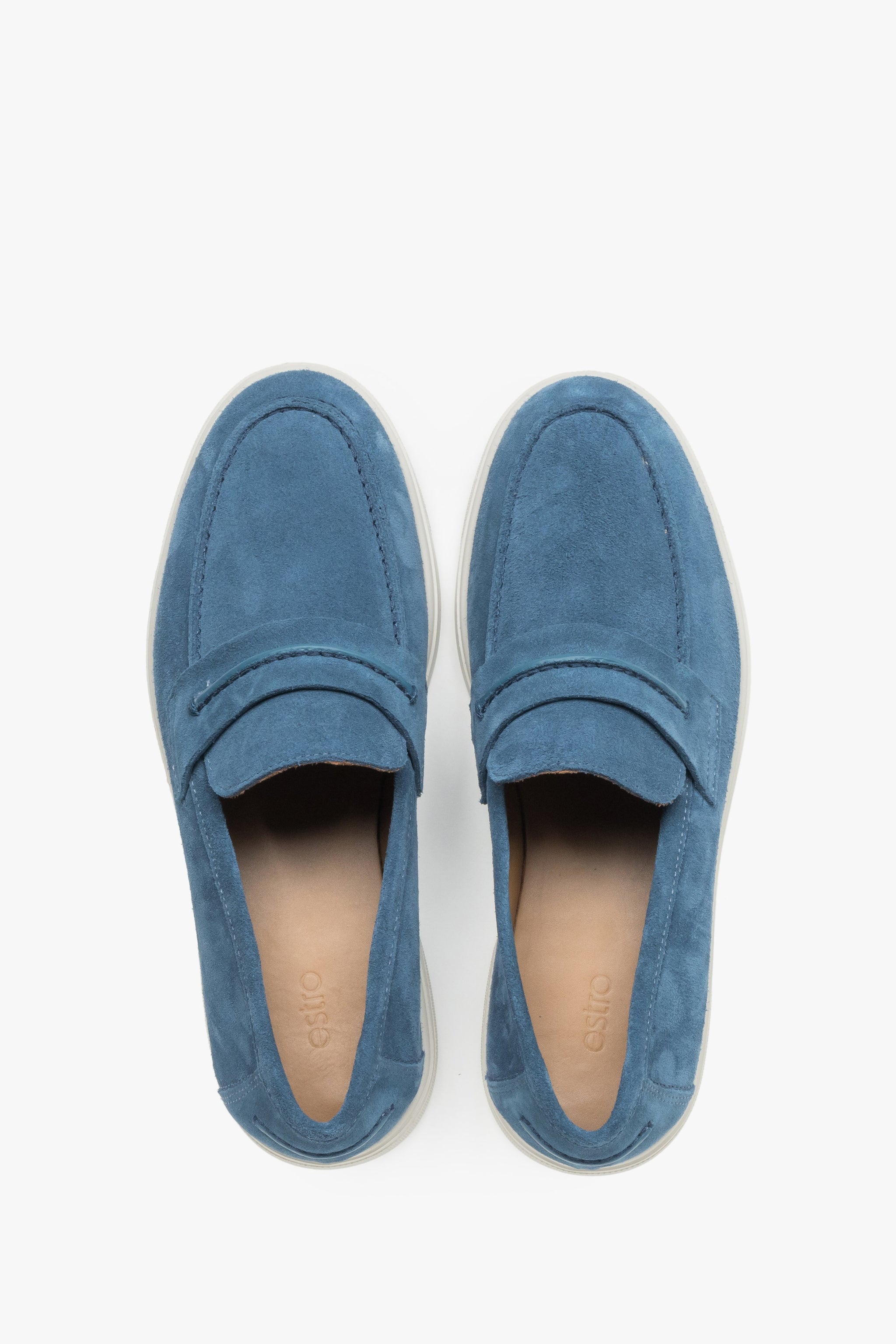 Draufsicht auf das Paar blauer Casual-Mokassins aus weichem Naturvelours.