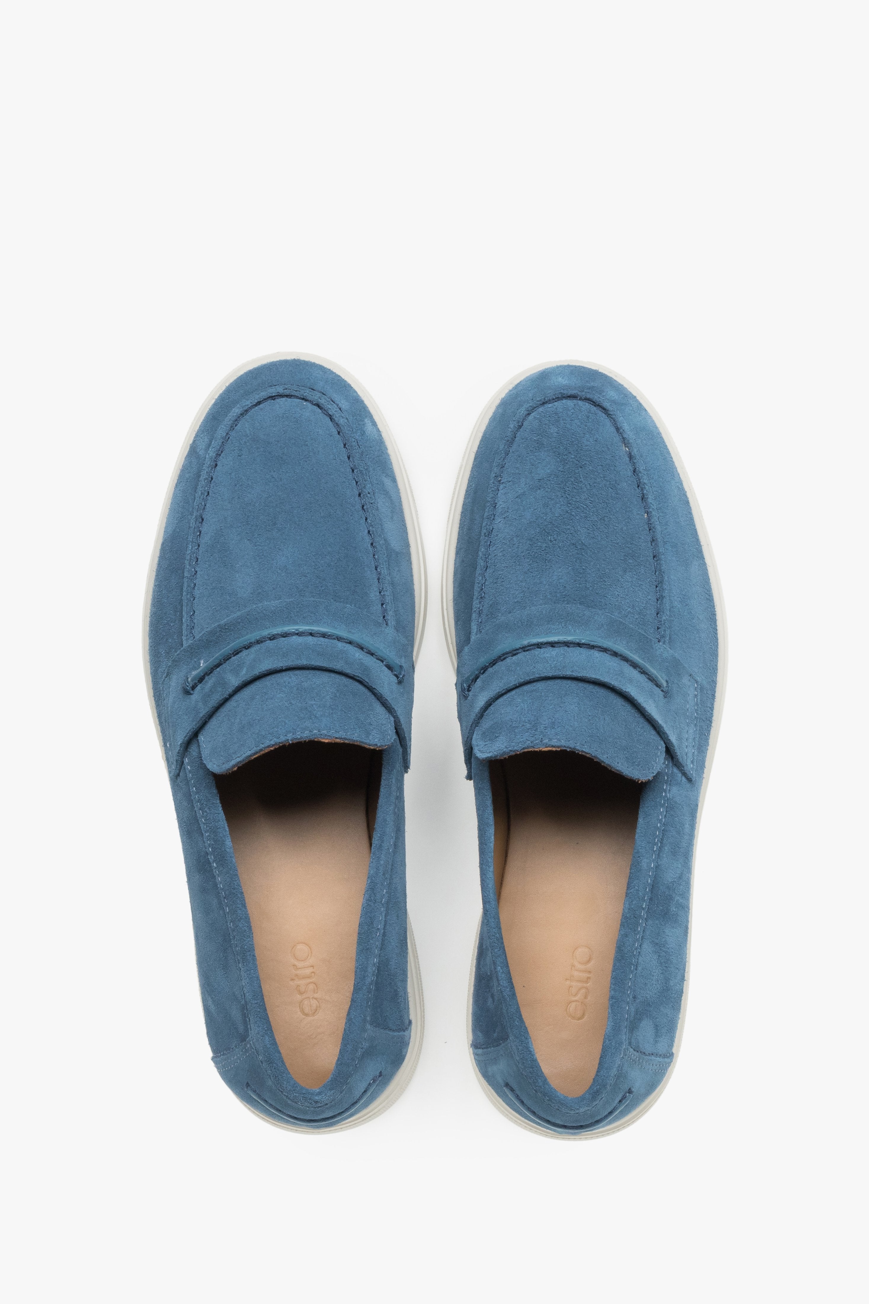 Draufsicht auf das Paar blauer Casual-Mokassins aus weichem Naturvelours.
