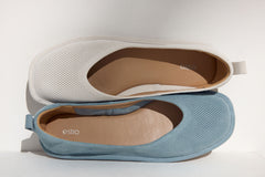 Draufsicht auf zwei Estro Damen-Ballerinas aus weichem, perforiertem Veloursleder in den Farben Hellbeige und Blau