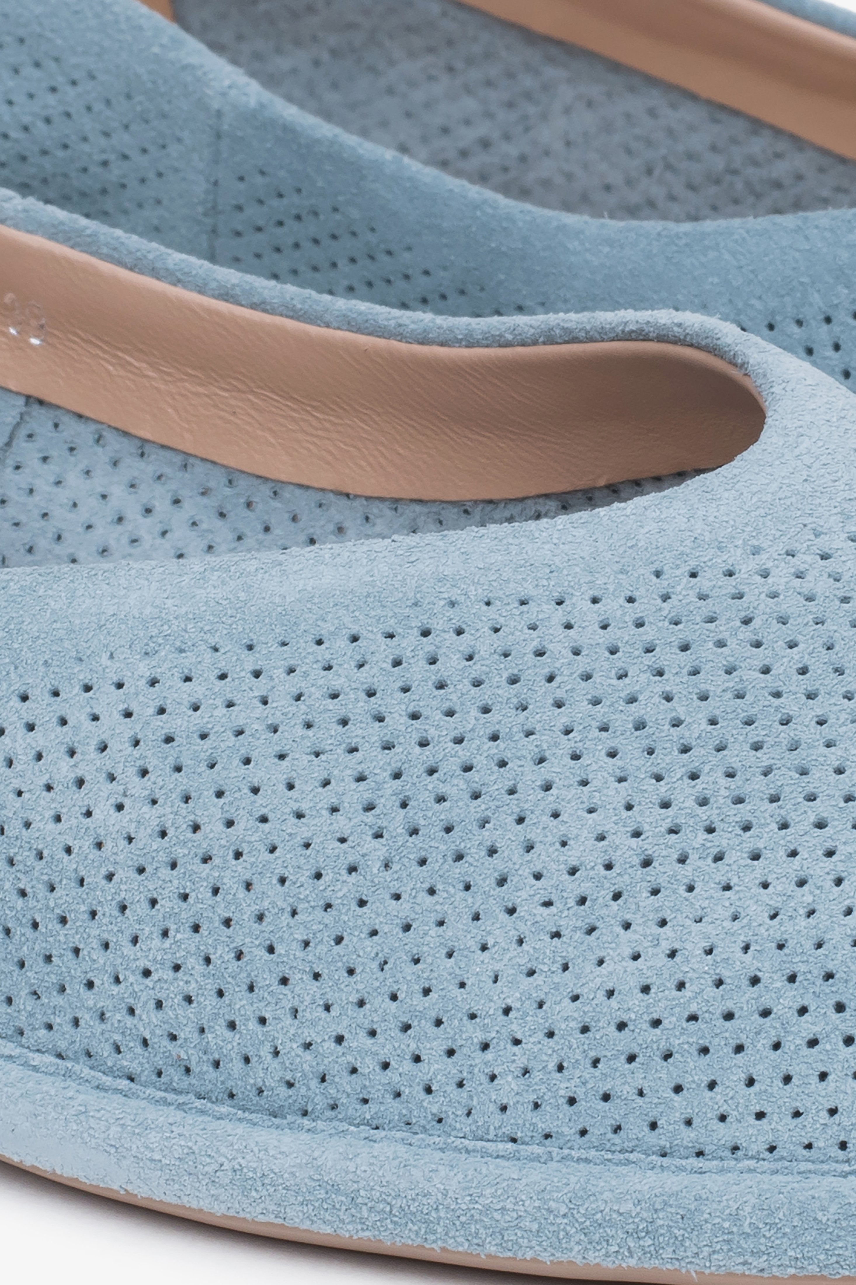 Detailaufnahme der Perforation im Velours-Leder