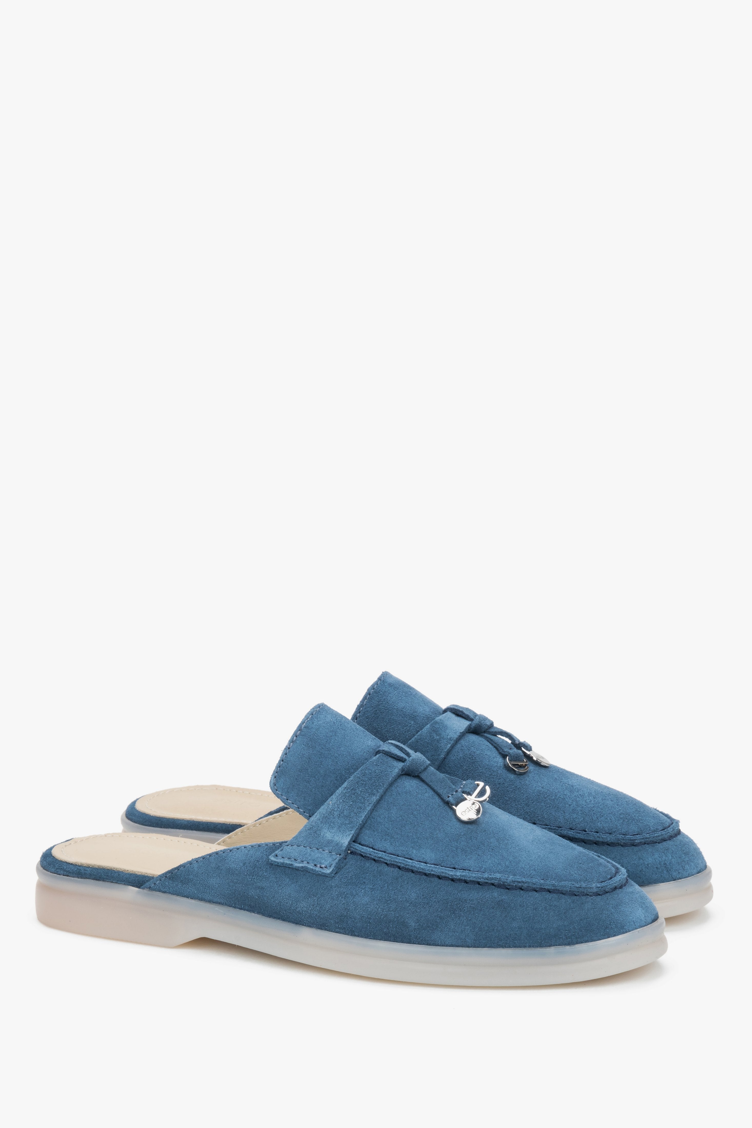 Schräge Seitenansicht der blauen Damen-Mules aus italienischem Premium-Velours.