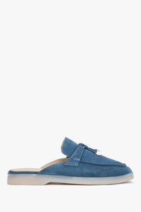 Flaches Seitenprofil der blauen Velours-Mules mit dekorativer Quaste.