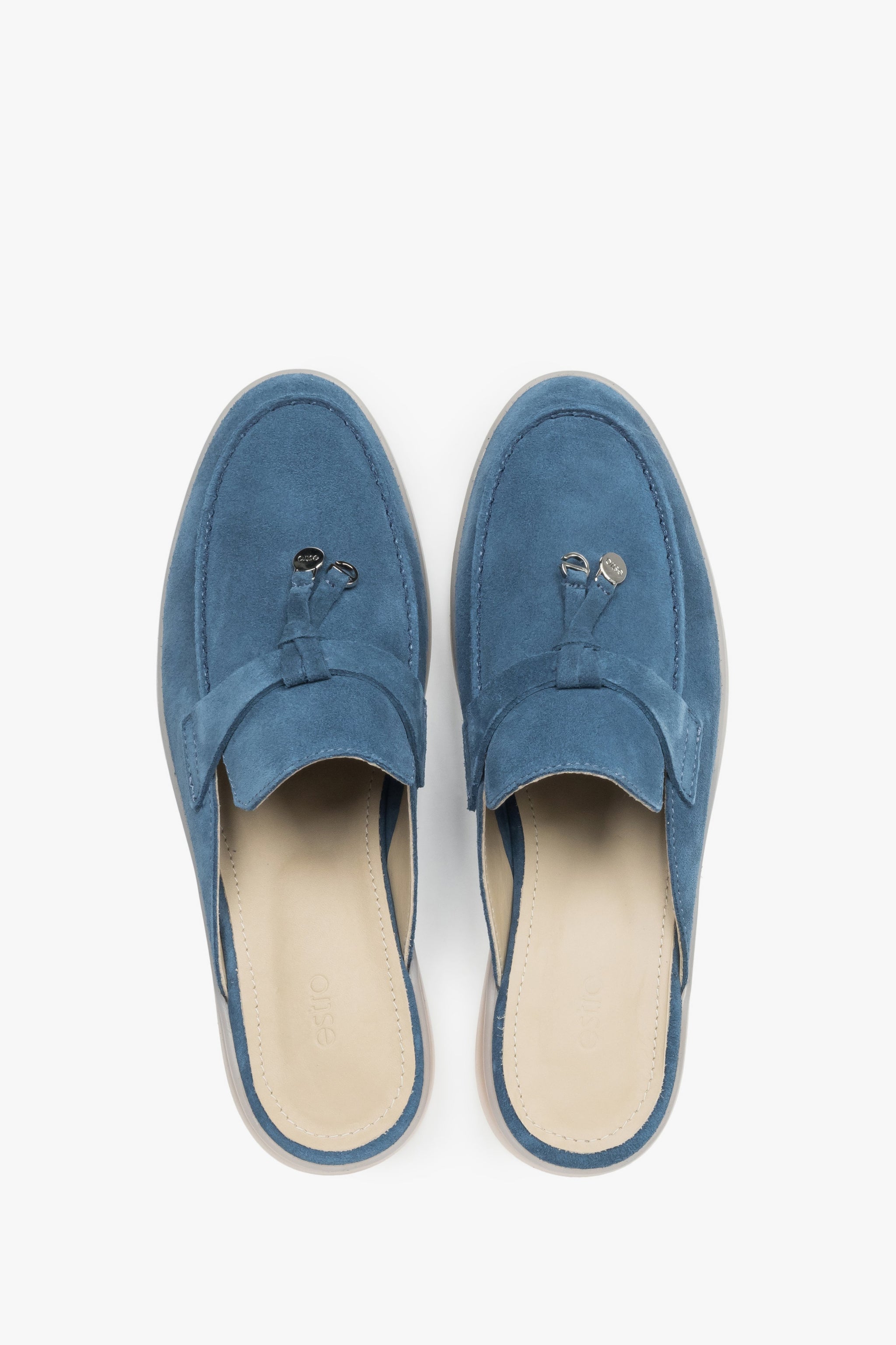 Draufsicht auf das Paar blauer Damen-Mules mit schmaler Passform.
