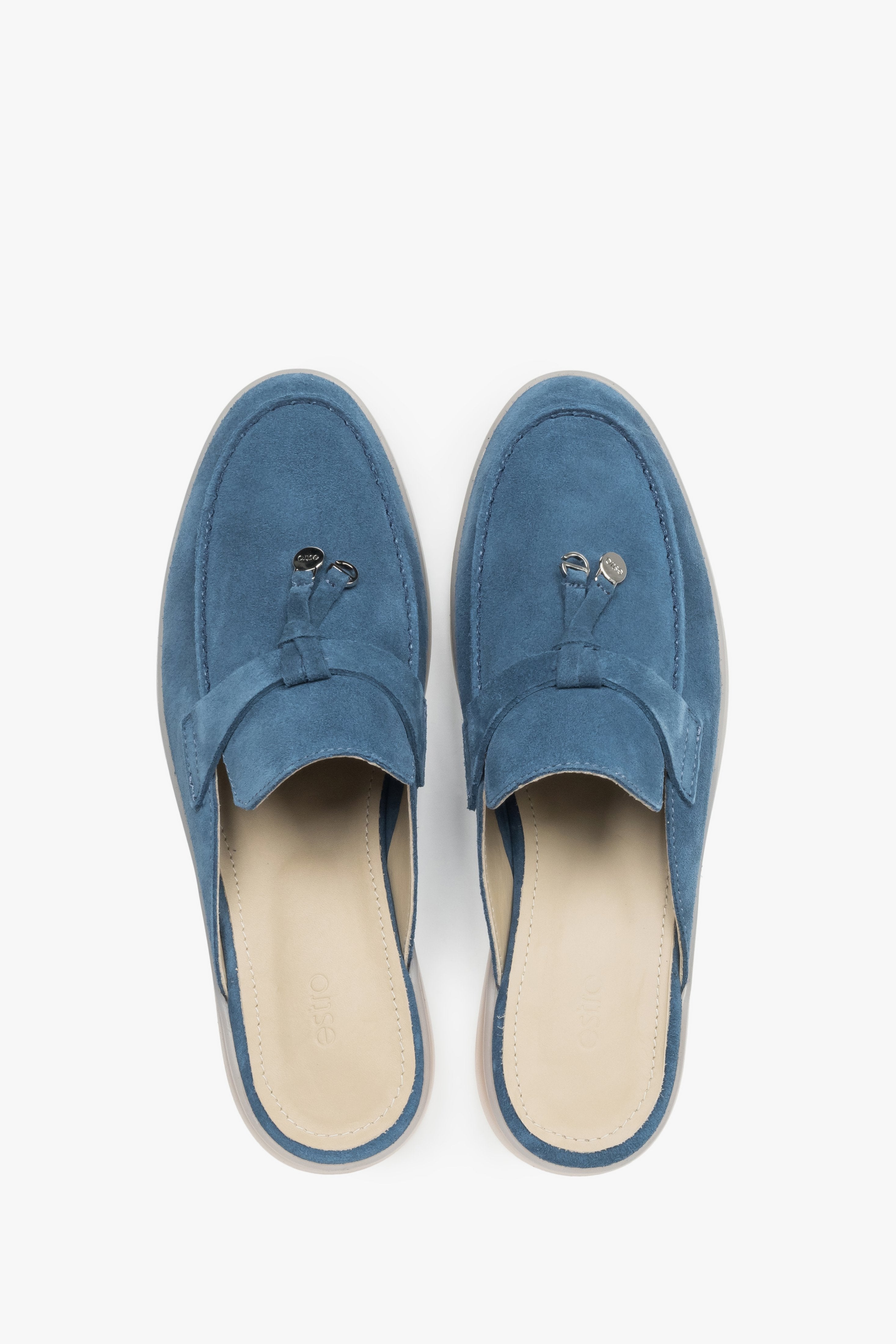 Draufsicht auf das Paar blauer Damen-Mules mit schmaler Passform.