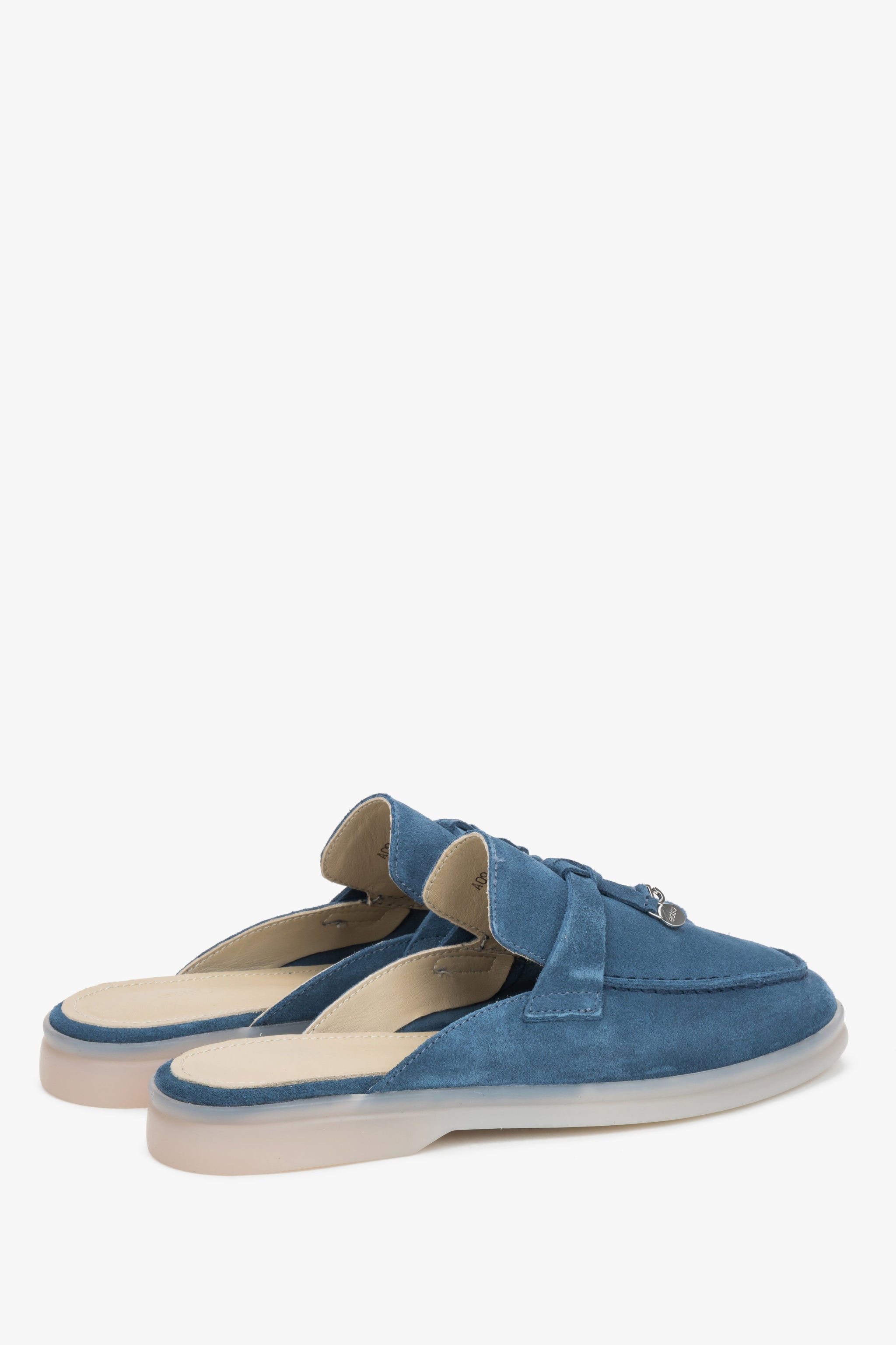 Rückansicht der blauen Damen-Mules mit TR-Sohle.