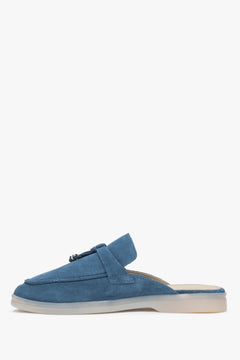Linkes Seitenprofil der blauen Velours-Mules mit dekorativer Quaste.
