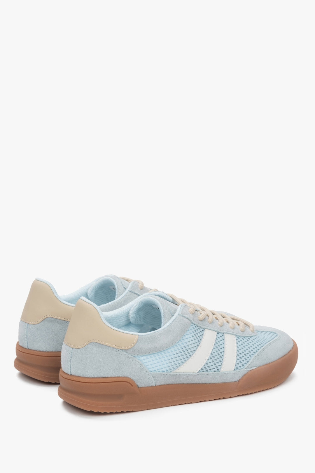 Bequeme Alltagsschuhe aus Veloursleder und Mesh. Estro ER00116893