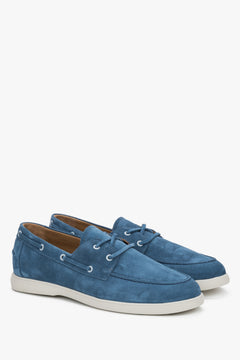 Schräge Seitenansicht der blauen Herren-Loafer im Bootsschuh-Stil aus Premium-Velours.