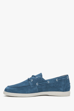 Linke Seitenansicht der blauen Herren-Schlupfschuhe mit dekorativer Schnürung.