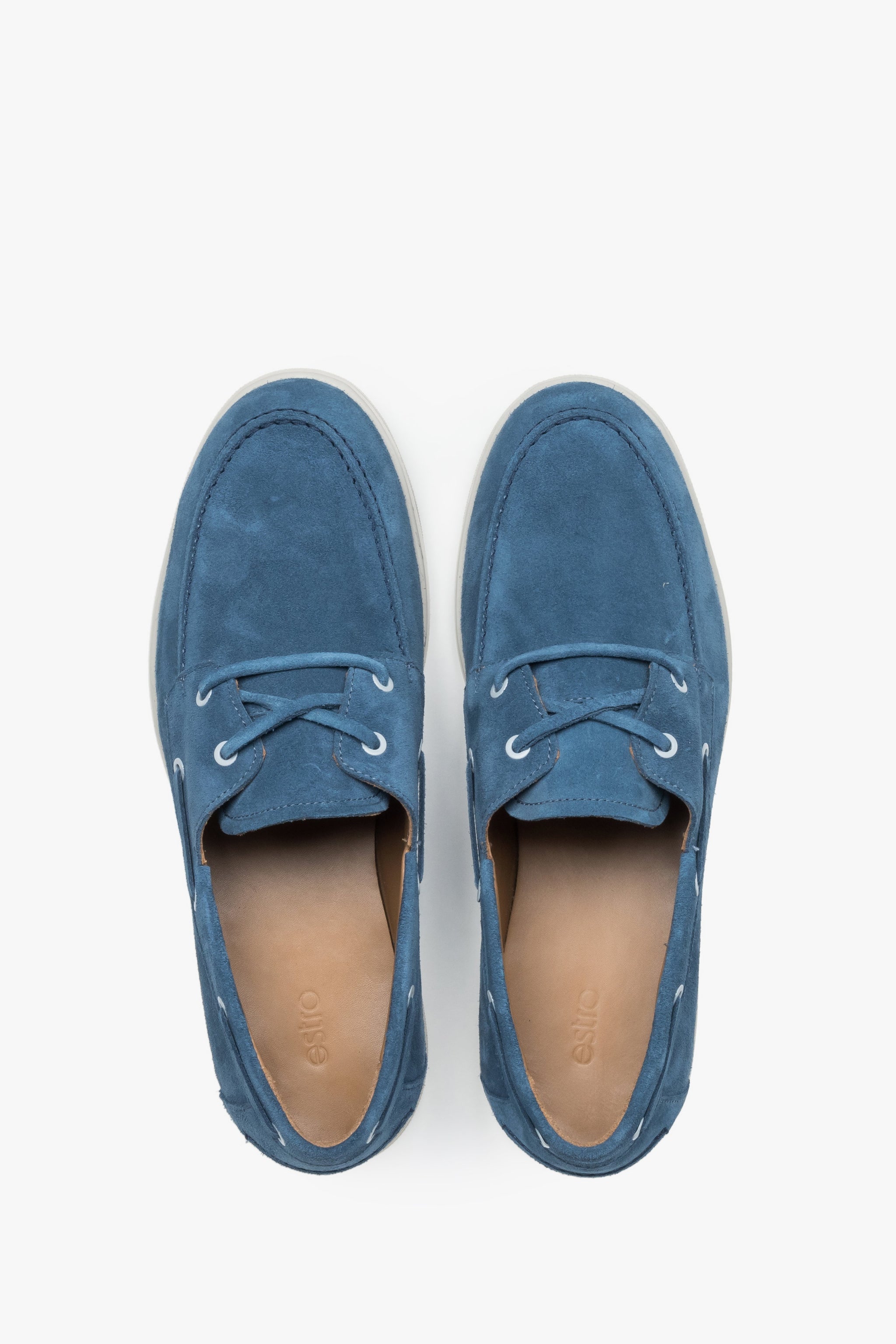 Draufsicht auf das Paar blauer Herren-Loafer im Bootsschuh-Design.