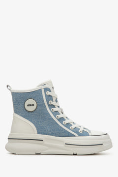 Flaches Seitenprofil der blauen hohen Damen-Sneaker aus Textil mit weißer Kontrastsohle