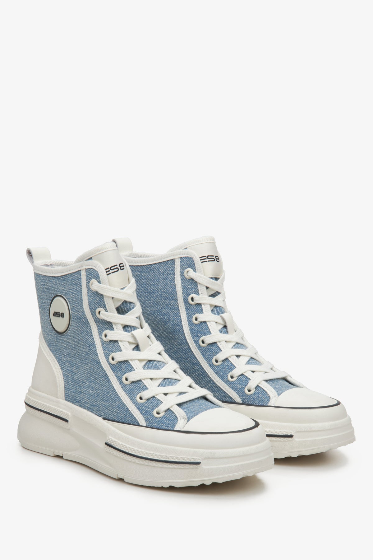 Schräge Frontalansicht der blauen Damen-Sneaker mit markanter weißer Schnürung