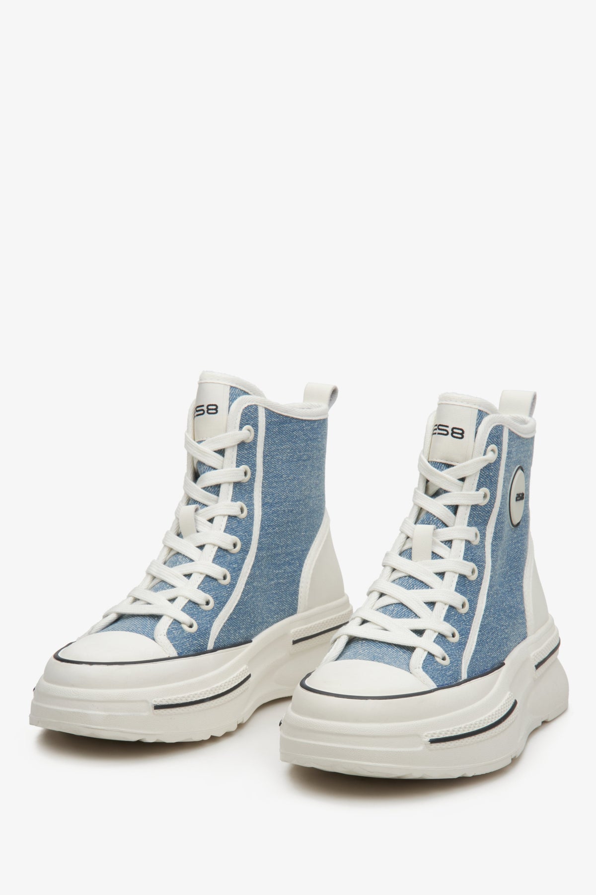Frontale Perspektive des Paares blauer Sneaker mit hohem Schaft und gummierter Spitze