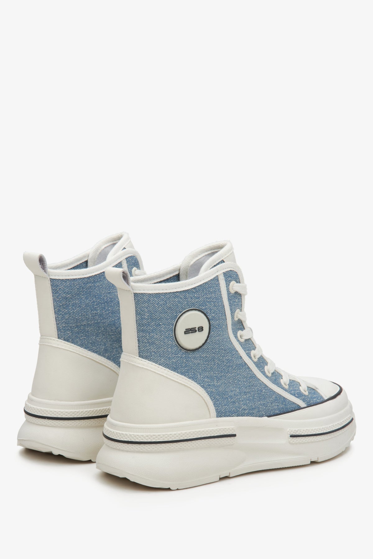 Rückwärtige Ansicht der blauen Textil-Sneaker mit robuster Sohle