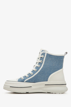 Flaches Seitenprofil der blauen hohen Damen-Sneaker aus Textil mit weißer Gummisohle und Schnürung