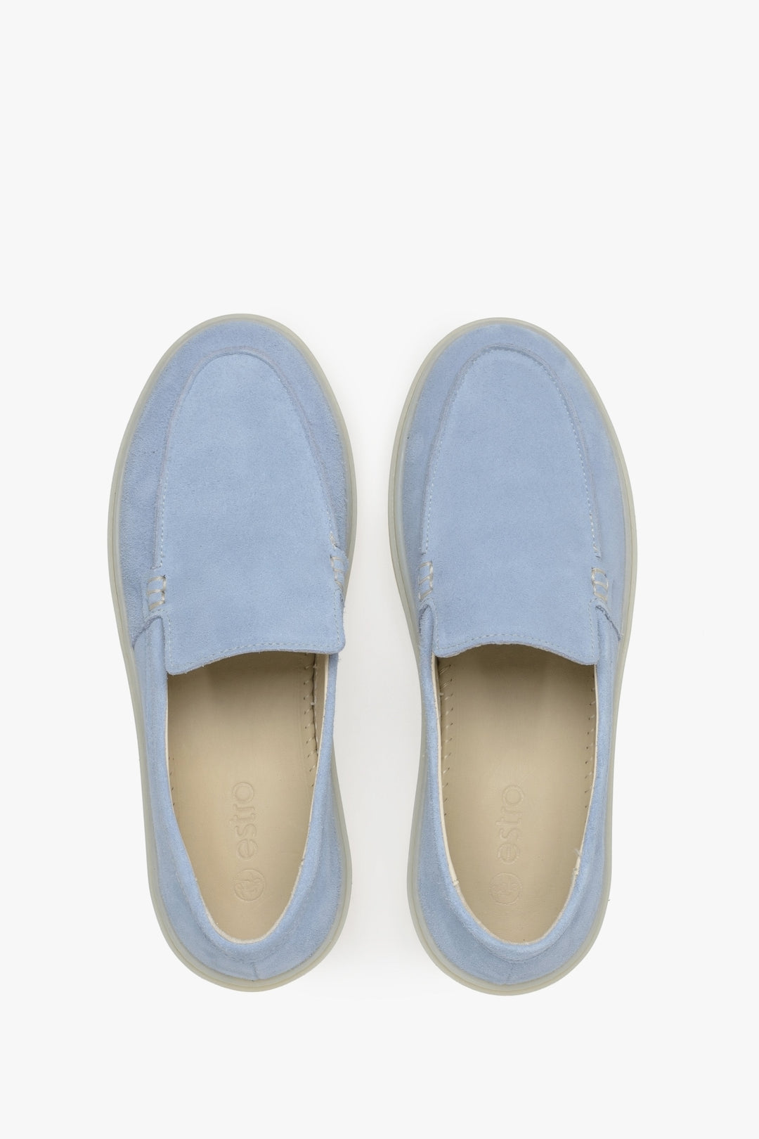 Damen-Mokassins in Blau aus natürlichem Velours von Estro – Ansicht von oben.
