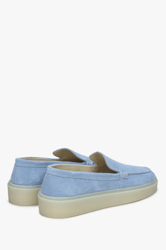 Blaue Velours-Mokassins von Estro – Nahaufnahme von Fersenkappe und Seitenlinie der Schuhe.